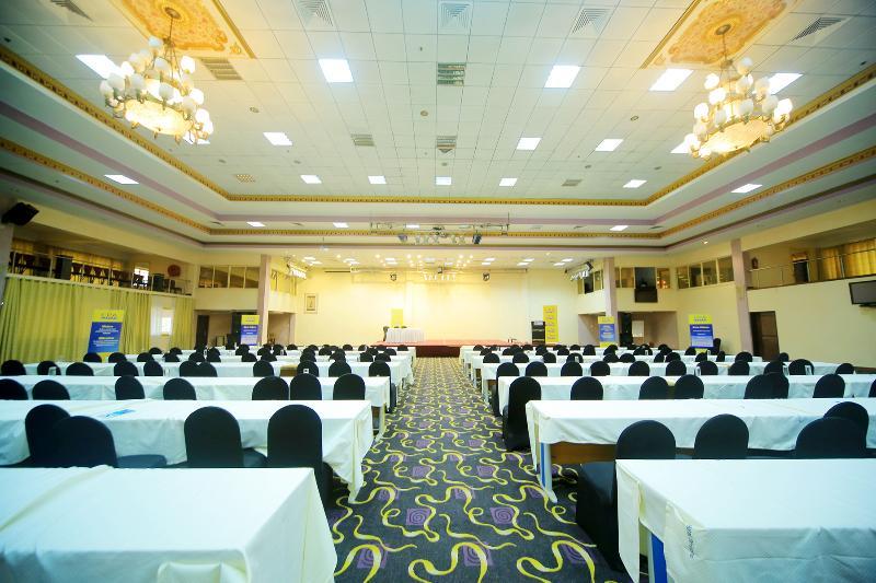 Hotel Africana Kampala Bagian luar foto