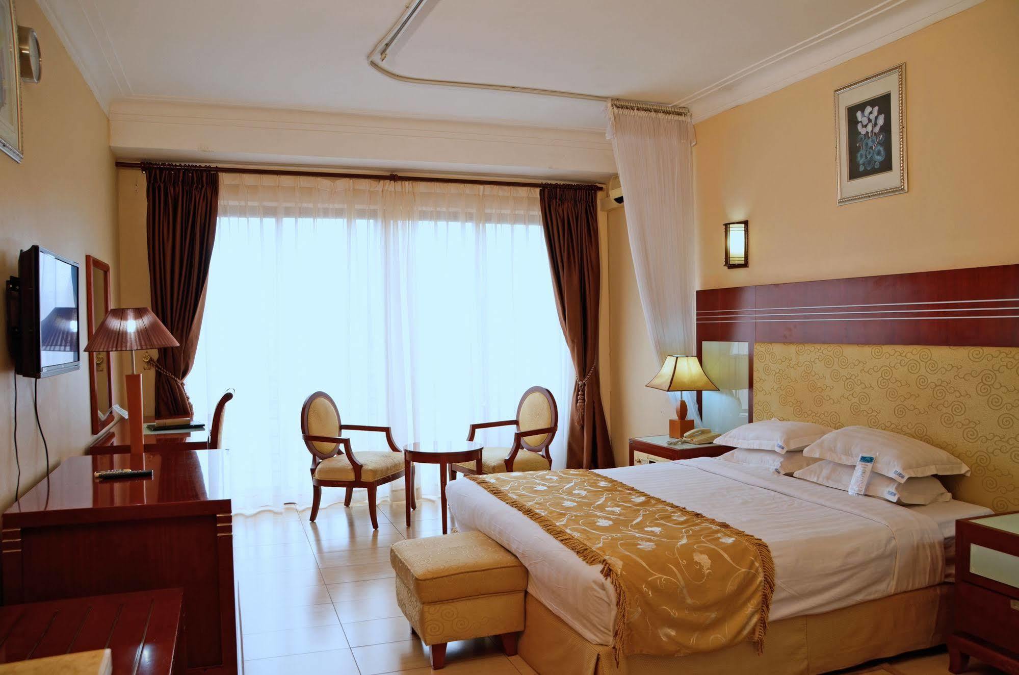 Hotel Africana Kampala Bagian luar foto