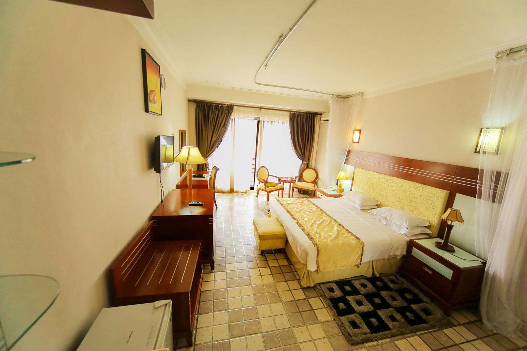 Hotel Africana Kampala Bagian luar foto